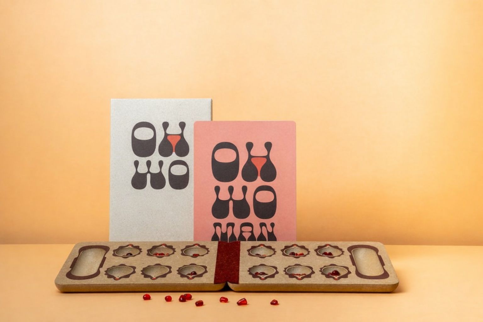 Spelplan med röda kulor och två kort med stiliserade figurer